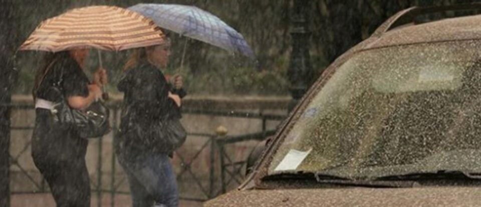 Προσοχή στην Εύβοια: Λασποβροχή και αφρικανική σκόνη στη Χαλκίδα σήμερα
